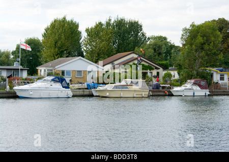 Riverside proprietà e barche ormeggiate su Desborough isola il fiume Tamigi Walton Surrey Foto Stock