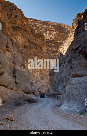 Auto spremitura attraverso il si restringe di Tito Canyon in Grapevine montagne, Parco Nazionale della Valle della Morte, CALIFORNIA, STATI UNITI D'AMERICA Foto Stock