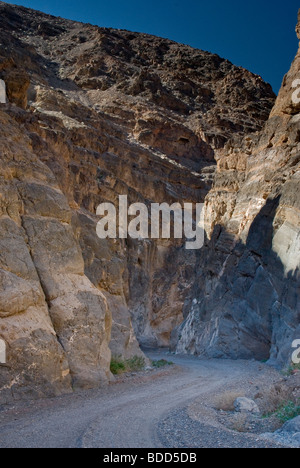 Auto spremitura attraverso il si restringe di Tito Canyon in Grapevine montagne, Parco Nazionale della Valle della Morte, CALIFORNIA, STATI UNITI D'AMERICA Foto Stock