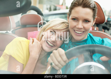 Due donne sedute in una vettura dopo lo shopping Foto Stock
