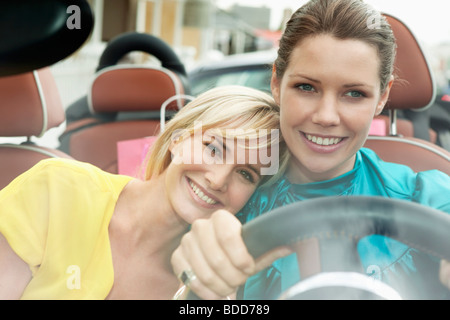 Due donne sedute in una vettura dopo lo shopping Foto Stock