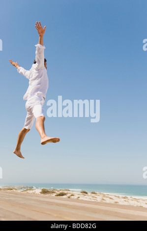 L'Uomo salto sulla spiaggia Foto Stock