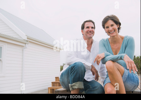 Giovane seduti insieme e sorridente Foto Stock
