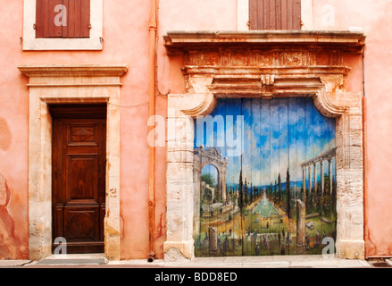 Il murale sulla porta in Roussillon, Provenza, Francia Foto Stock