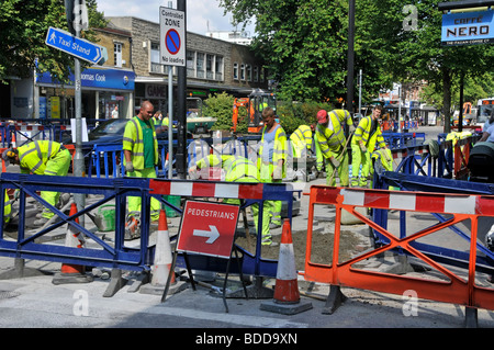 Lo shopping di Brentwood high street aggiornamento strade e pavimentazioni nuove lastre essendo prevista Foto Stock