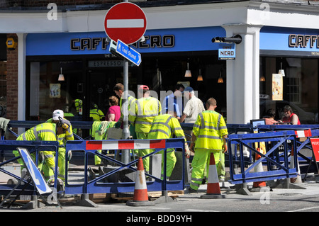 Lo shopping di Brentwood high street aggiornamento strade e pavimentazioni nuove lastre essendo prevista Foto Stock