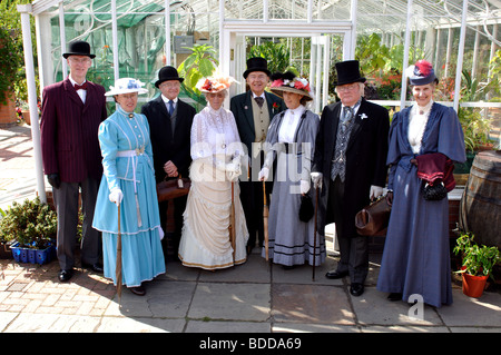 Persone in costumi vittoriano in collina vicino giardini, Warwick, Warwickshire, Inghilterra, Regno Unito Foto Stock