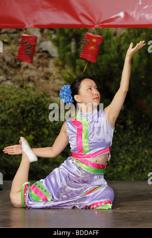 Ocean pioggia danza cinese esecutori dancing in Dragon Boat Festival-Victoria, British Columbia, Canada. Foto Stock