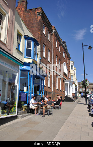 Pavement Cafe, High Street, Halstead, Essex, Inghilterra, Regno Unito Foto Stock