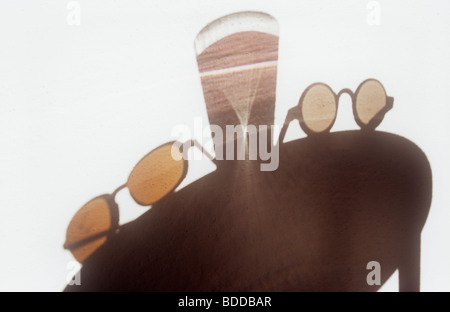 Ombra su bianco parete testurizzata della tavola circolare con due paia di occhiali da sole e un bicchiere di acqua la colata rifratta riflessioni Foto Stock