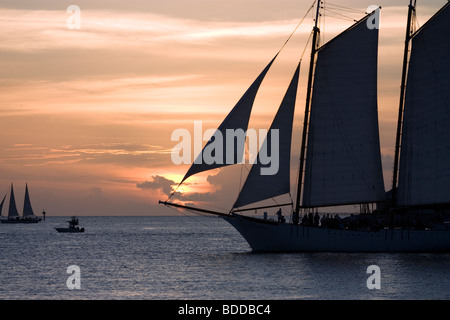 Barche passando per Key West Sunset Foto Stock