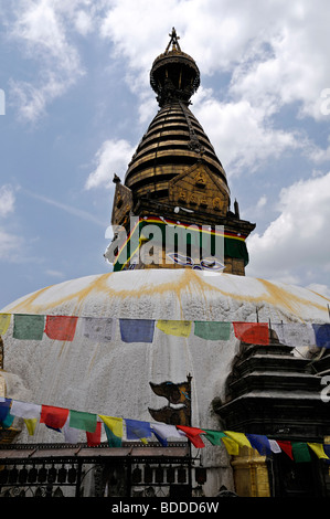 Swayambhunath stupa buddisti tempio Asia Nepal Kathmandu religione buddismo religiosa monumento cupola colore colore bandiere preghiera Foto Stock
