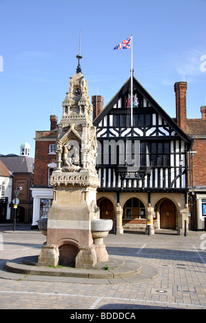 Il vecchio municipio e la fontana potabile, Market Place, Saffron Walden, Essex, Inghilterra, Regno Unito Foto Stock