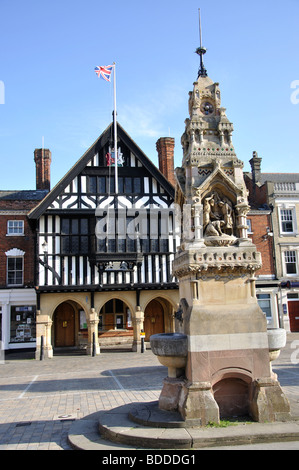 Il vecchio municipio e la fontana potabile, Market Place, Saffron Walden, Essex, Inghilterra, Regno Unito Foto Stock