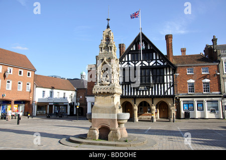 Il vecchio municipio e la fontana potabile, Market Place, Saffron Walden, Essex, Inghilterra, Regno Unito Foto Stock