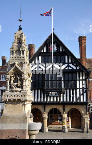 Il vecchio municipio e la fontana potabile, Market Place, Saffron Walden, Essex, Inghilterra, Regno Unito Foto Stock