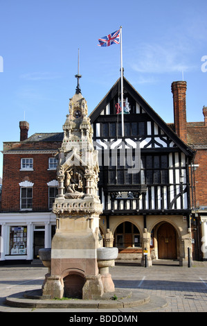 Il vecchio municipio e la fontana potabile, Market Place, Saffron Walden, Essex, Inghilterra, Regno Unito Foto Stock