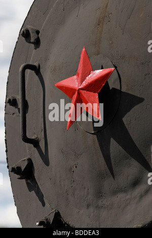 Lato anteriore della gara della vecchia Unione Sovietica locomotiva a vapore con stella rossa Foto Stock