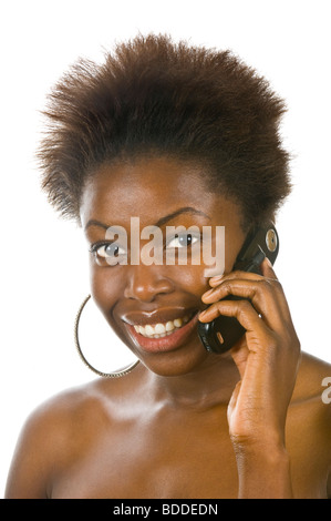 Ritratto in studio di un attraente donna africana su un telefono cellulare felice ed emozionato contro un bianco puro (255) dello sfondo. Foto Stock