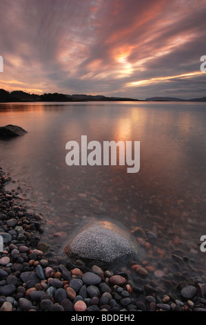 Soft tramonto dalla riva di ghiaia di Ganavan baia vicino a Oban, Argyll, Scotland, Regno Unito Foto Stock