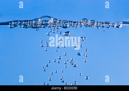 Bollicine d'aria alla superficie dell'acqua Foto Stock