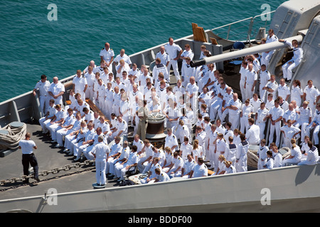 F802 fregata della Royal Navy olandese nel porto di La Valletta, Malta, con equipaggio sulla coperta di prua Foto Stock