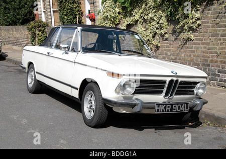 Un bianco 2 porte BMW Mercedes 2002 '02' Serie la vettura parcheggiata su una strada di Hanwell, West London, Regno Unito. Foto Stock