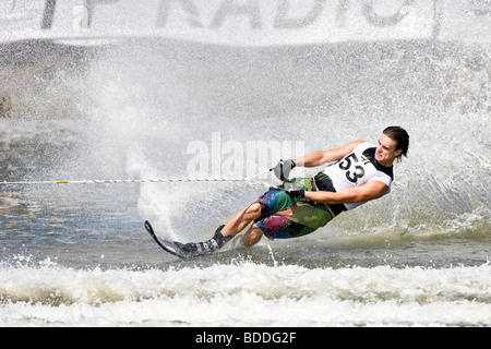 Alta velocità waterskier Slalom - Adam Sedlmajer, ceco Foto Stock