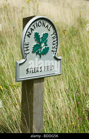 Il National Trust segno, sterzare campo Ranmore, Dorking, Surrey, Regno Unito Foto Stock