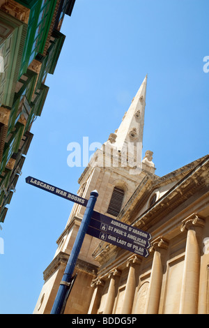 Segno e il Campanile di St Pauls Cattedrale anglicana, Valletta, Malta Foto Stock