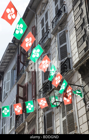 Emblema basco su bunting su rue de Espagne durante la sagra de Bayonne a Bayonne Francia Foto Stock