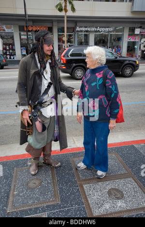 Il capitano Jack Sparrow e di carattere turistico a Hollywood Walk of Fame, Hollywood, California, Stati Uniti d'America Foto Stock