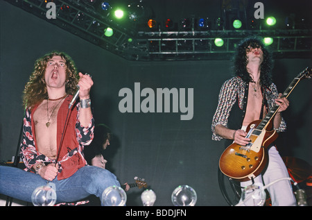 LED ZEPPELIN - Robert Plant a sinistra e Jimmy Page nel marzo 1975 Foto Stock