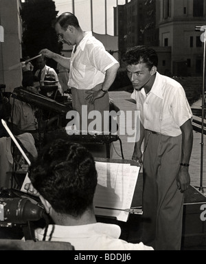 FRANK SINATRA ripassando all'Hollywood Bowl nel 1943 con Max Steiner, film composer, come conduttore. Foto Stock