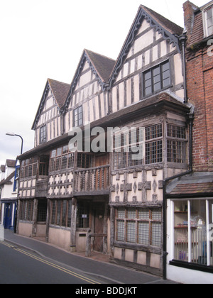 MUCH WENLOCK, Shropshire, Inghilterra - Raynalds Mansion in high street con facciata in legno datata 1682 Foto Stock