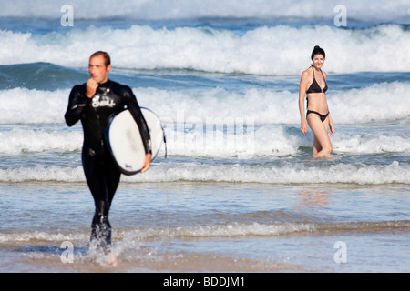 Un surfista a Bondi Beach a Sydney in Australia Foto Stock