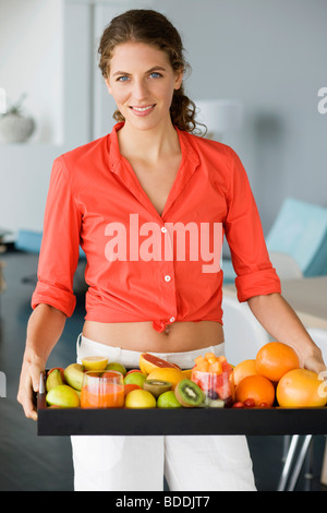 Ritratto di una donna di frutti di contenimento Foto Stock