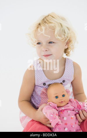 Ragazza con una bambola Foto Stock