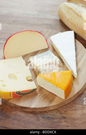 Selezione o assortimento di freschi e saporiti formaggi su un dessert formaggio Scheda con n. di persone Foto Stock