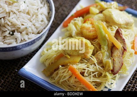 Autentica piccante tagliatelle di Singapore con una ciotola di riso e nessun popolo Foto Stock