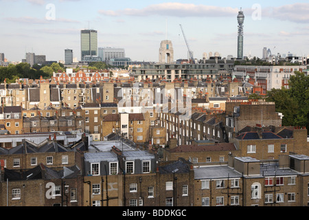 La BT Tower o Londra Telecom Tower, con alloggiamento in Marylebone in primo piano Foto Stock