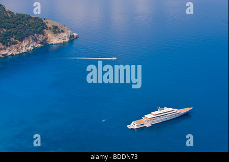 Super yacht di lusso RISING SUN di proprietà di Larry Ellison e David Geffen che sono ancorate al largo di Myrtos Beach sull'isola di Cefalonia in Grecia GR Foto Stock