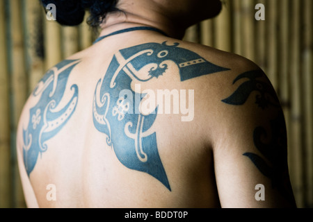 Tradizionale tatuaggi Tribal (dragons) della tribù Iban nel Borneo malese. Foto Stock