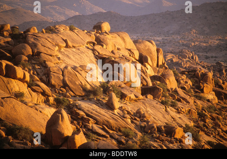 Massi equilibrato in cima ad uno un altro vicino a Tafraoute, in Anti Atlas montagne del sud del Marocco. Foto Stock