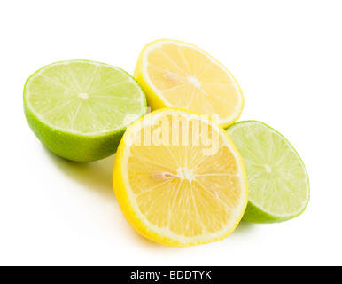 I Limoni e limette su bianco Foto Stock