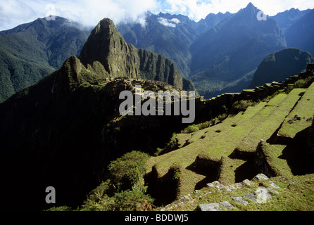 La prospettiva classica sopra le rovine di una città Inca di Machu Picchu, Perù. Foto Stock