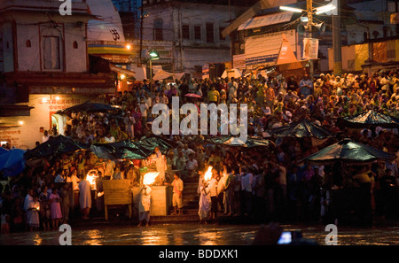 India, Uttarakhand, Haridwar pellegrini il bagno nel fiume Gange Foto Stock