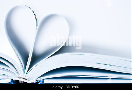 Le pagine di un libro in curva a forma di cuore Foto Stock