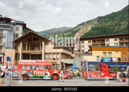 Partenza della Caravane, Vittel veicoli di sponsorizzazione, da Bourg St Maurice Foto Stock