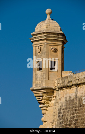 La Vedette (o torre di guardia) è un vecchio lookout point in un rifugio sicuro giardino, Senglea, Malta. Foto Stock